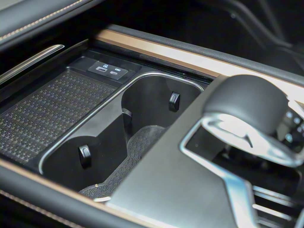 1400x1050_autohomecar__ChxkPWdWjfGAW9VGAEdJU9UzT7U786