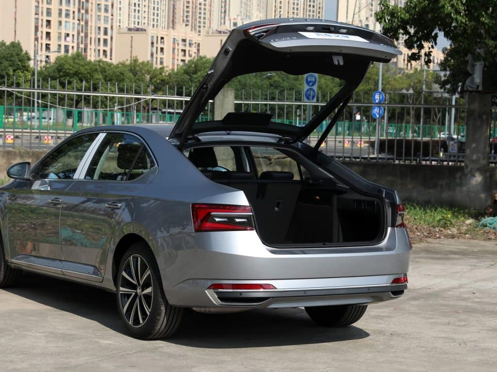 1400x1050_autohomecar__ChtlyGfTBMuAL0DyACEa4V1VDKM496