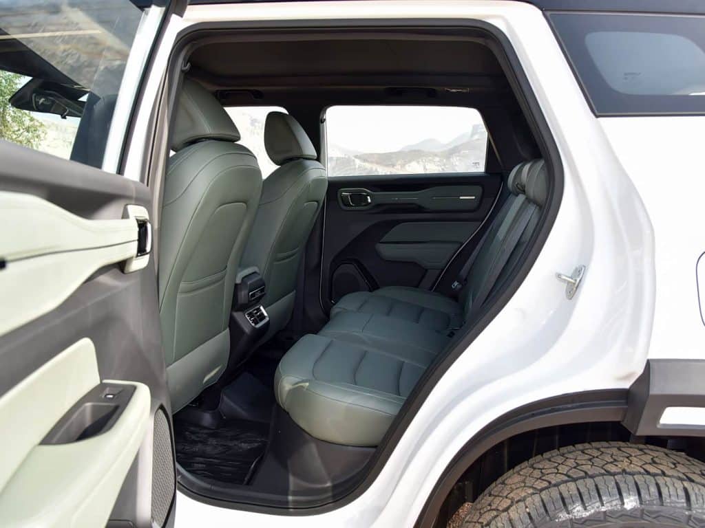 1400x1050_autohomecar__ChxkPWczMX-AL3tEABAatceR68Q399