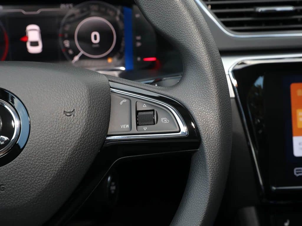 1400x1050_autohomecar__ChxoHmfTBJiASx-rAB3M_03StAk641