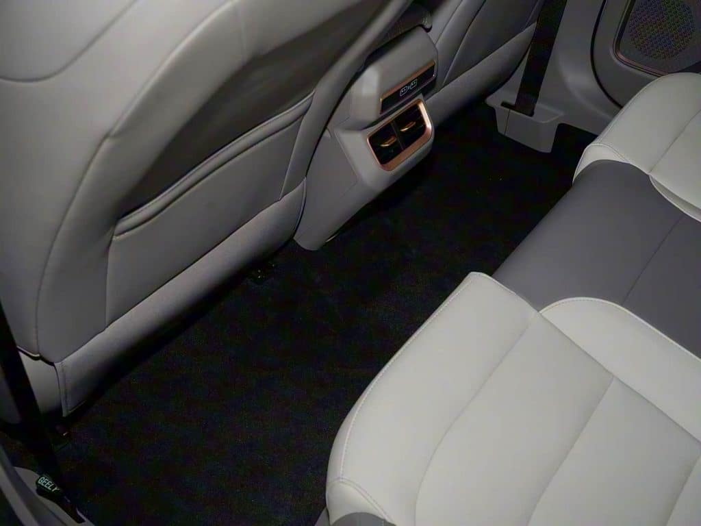1400x1050_autohomecar__ChxkmWhkvpSANp9GAE4-kcKPilk270