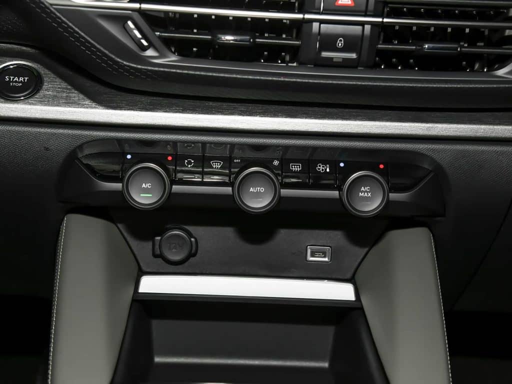 1400x1050_autohomecar__ChtlyGfYDkCAHPotABNTQjMeONo042