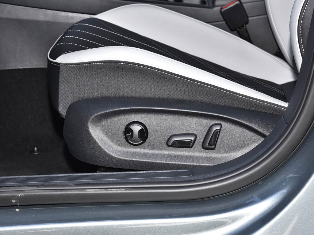1400x1050_autohomecar__ChxpV2jvn3OAOXuGAE_0CnxVk_c165