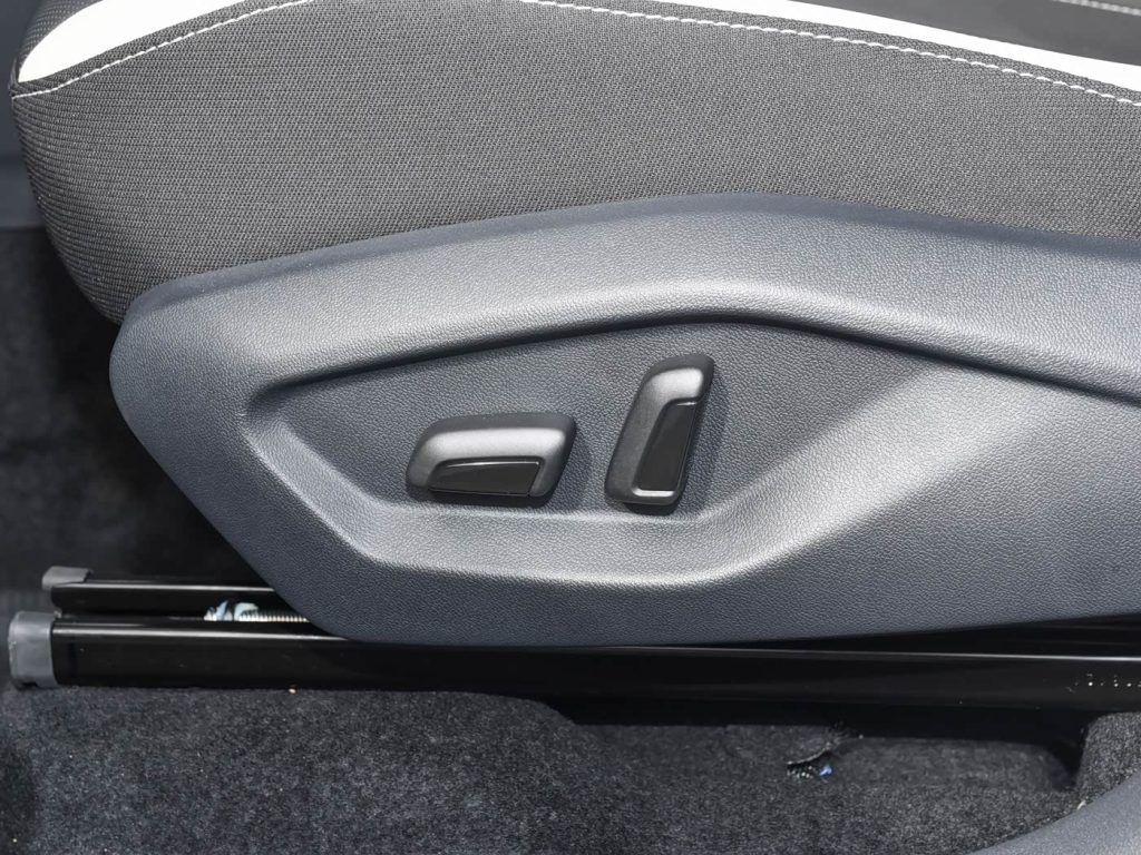 1400x1050_autohomecar__ChxpVWjxAyqABLYpACpC5MW2lp4993
