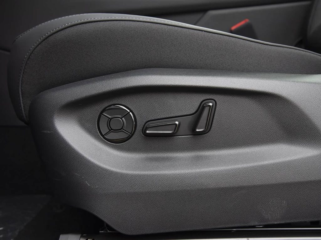 1400x1050_autohomecar__ChtpWGnXsFOAMYqvACT7SKPaJ0g058