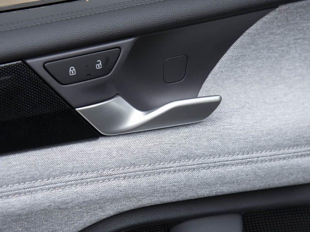 1400x1050_autohomecar__ChxpWGnXsESALtXSACT-I0188Ek581
