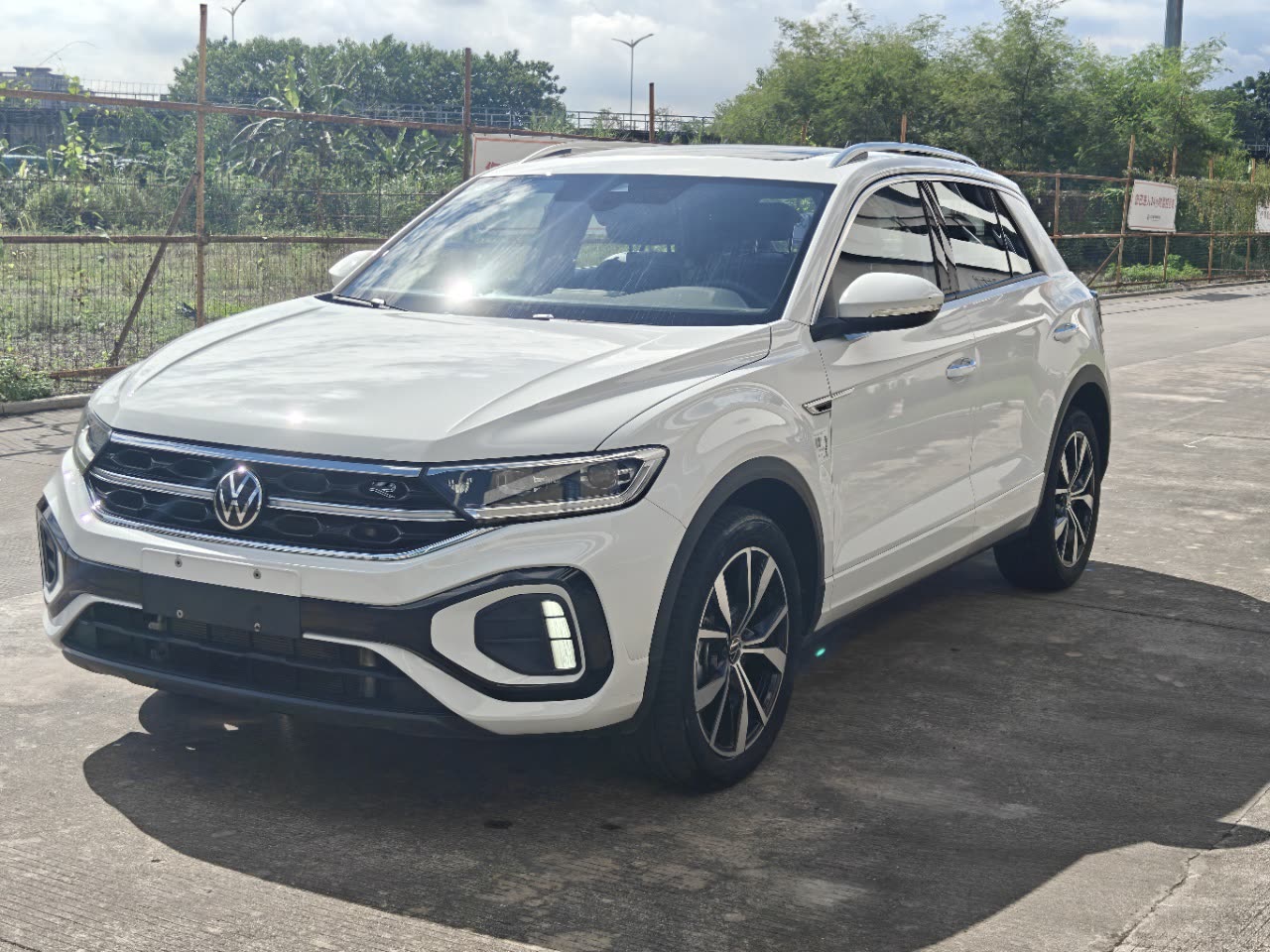 Volkswagen T-Roc 2024 — 27 000 km